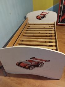 Łóżko dziecięce i żyrandole