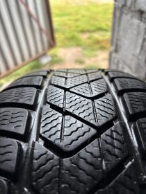 sprzedam koła od bmw z oponami zimowymi