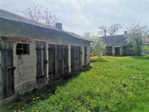 Działka 8,54 ara z drewnianym domem i budynkiem...