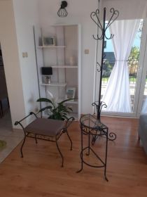 Zestaw mebli kutych solidne piękne wieszak siedzisko stolik