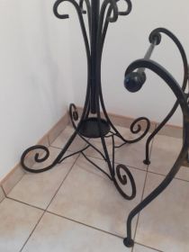 Zestaw mebli kutych solidne piękne wieszak siedzisko stolik