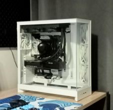 Komputer Gamingowy RTX 5070, Ryzen 7 9800X3D, 32 GB RAM...