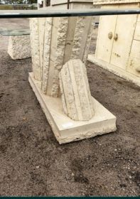 Zestaw pięknych mebli greckich.