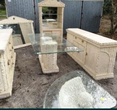 Zestaw pięknych mebli greckich.