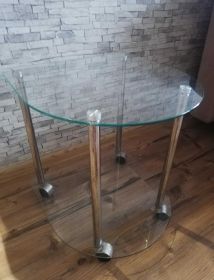 Stolik szklany na kółkach