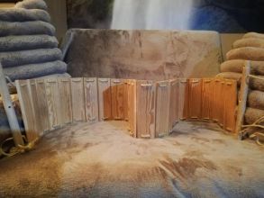 wiszący drewniany mostek dla kota