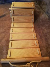 wiszący drewniany mostek dla kota