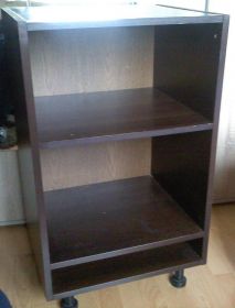 Szafkę na sprzęt RTV przyjmę, jeśli ma ktoś zbędną.