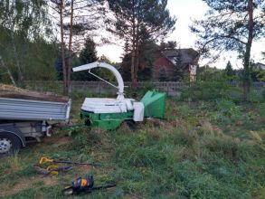 Wycinka drzew , redukcja koron z podnośnika