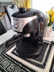 Sprzedam ławę białą w połysku i ekspres do kawy