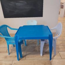 Krzesełka z stolikiem