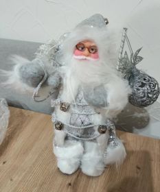 Mikolaj gra i porusza sie