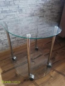 Stolik szklany na kółkach