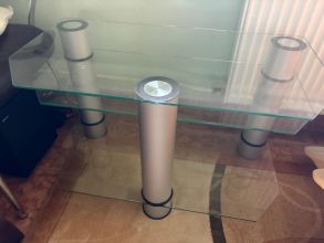 Szklany stolik pod telewizor