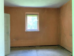 dom w środku lasu gm Izbica Kujawska