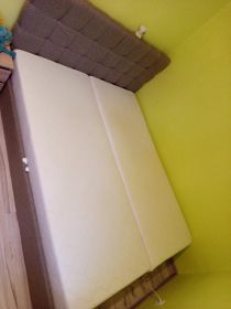 Łóżko z zagłówkiem