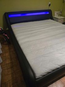 Sprzedam łóżko wraz z materacem - LED.