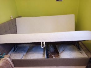 Łóżko z zagłówkiem