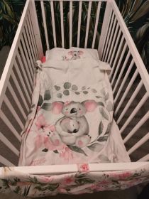 Łóżeczko dziecięce z wyposażeniem