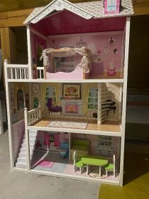 Piękny drewniany domek dla lalek – 3 poziomy, umeblowany