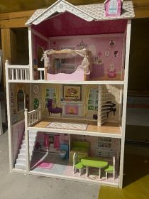 Piękny drewniany domek dla lalek – 3 poziomy, umeblowany