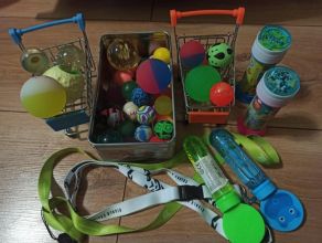 Pilkarzyki kauczuki, banki mydlane, puzzle, gra