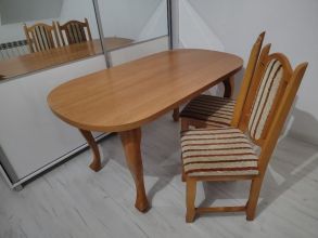 Stół z krzesłami