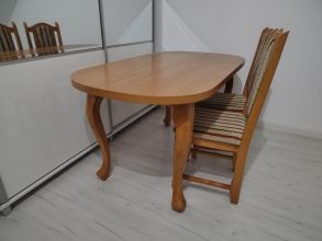 Stół z krzesłami