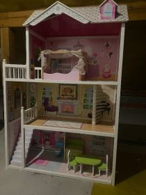 Piękny drewniany domek dla lalek – 3 poziomy, umeblowany