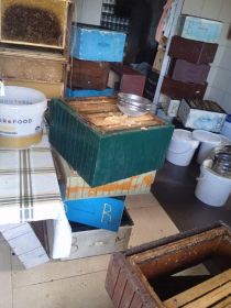 Miód , pyłek,propolis.