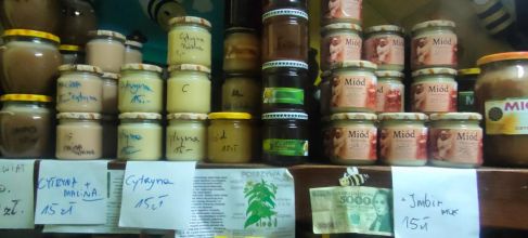 Miód kremowany z liofilizatami.