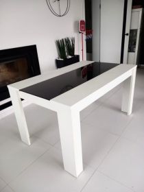Biały stół z czarną szklaną płyta po środku 140x90