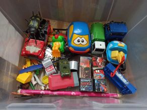 Samochody hot wheels i zestaw różnych zabawek