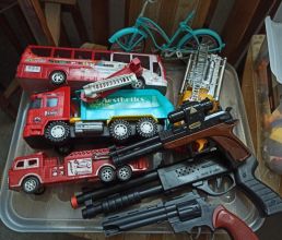 Samochody hot wheels i zestaw różnych zabawek