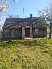 Działka 7a z drewnianym domem i budynkiem gospodarczym