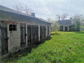 Działka 7a z drewnianym domem i budynkiem gospodarczym