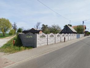 Działka 7a z drewnianym domem i budynkiem gospodarczym