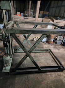 Podnośnik samochodowy mobilny nożycowy