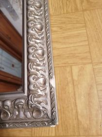 Lustro w drewnianej ozdobnej ramię.