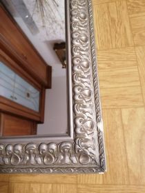 Lustro w drewnianej ozdobnej ramię.