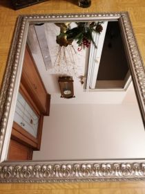 Lustro w drewnianej ozdobnej ramię.