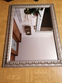 Lustro w drewnianej ozdobnej ramię.