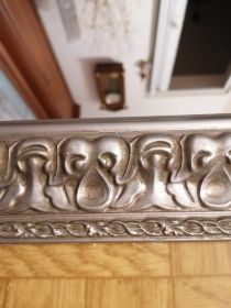 Lustro w drewnianej ozdobnej ramię.