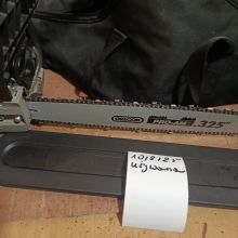 Duża piła spalinowa z pokrowcem