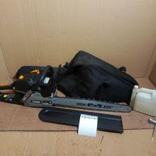 Duża piła spalinowa z pokrowcem