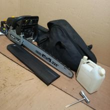 Duża piła spalinowa z pokrowcem