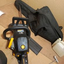 Duża piła spalinowa z pokrowcem