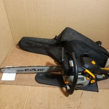 Duża piła spalinowa z pokrowcem