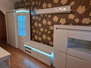 Białe meble z podświetleniem LED