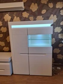 Białe meble z podświetleniem LED